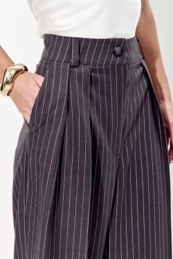 Брюки палаццо свободные с защипами темно-серого цвета в полоску