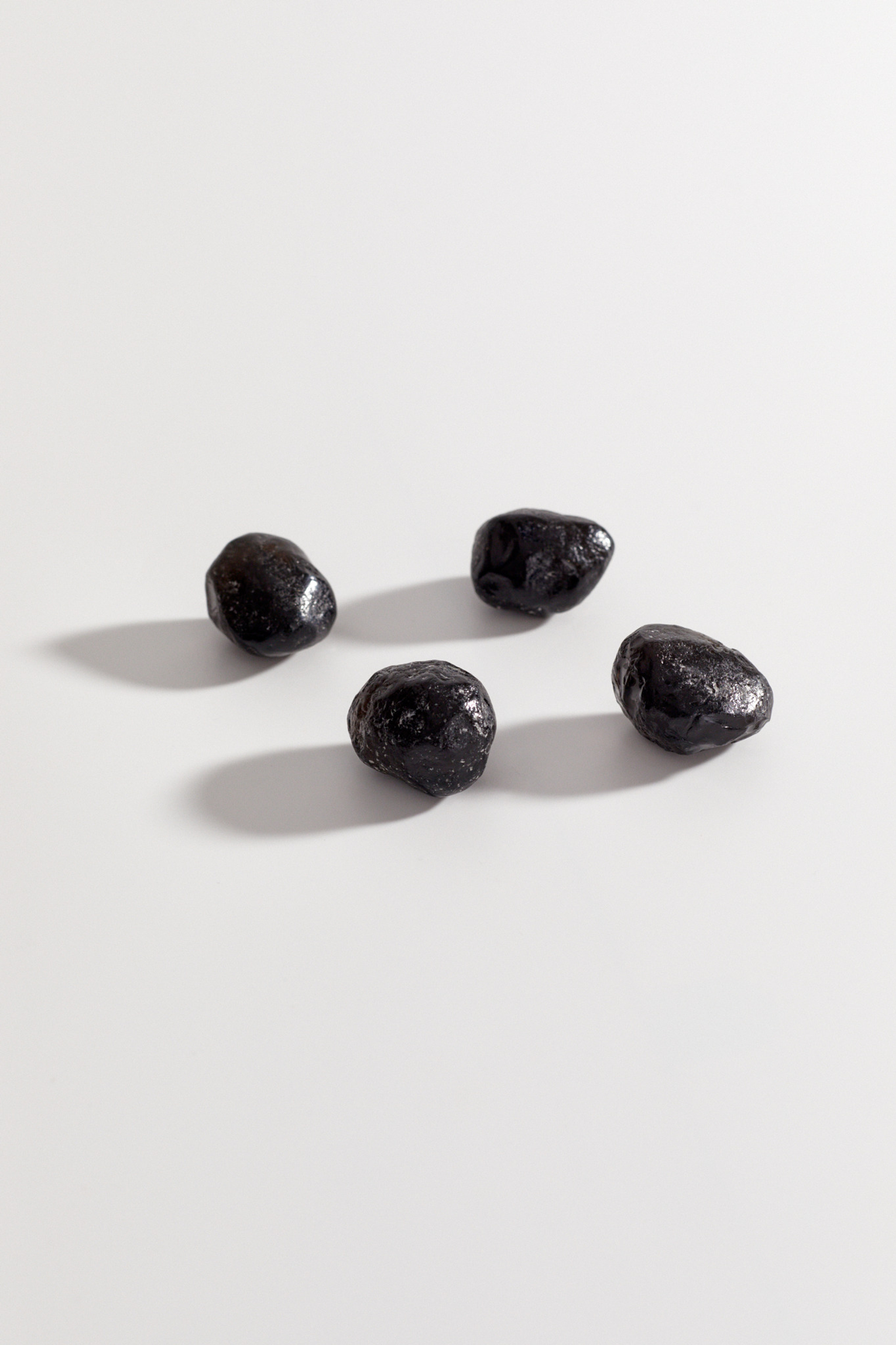 Обсидиан «Слёзы Апачей» галтовка крупная