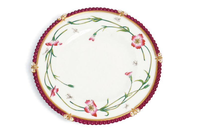 Тарелка с цветочным орнаментом
