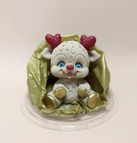 Фигурка из шоко глазури «Олененок Дени новогодний» бежевый/красный