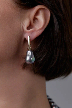 Серьги из серых радужных барочных жемчужин каплевидной формы на английском замке, оттенок золото