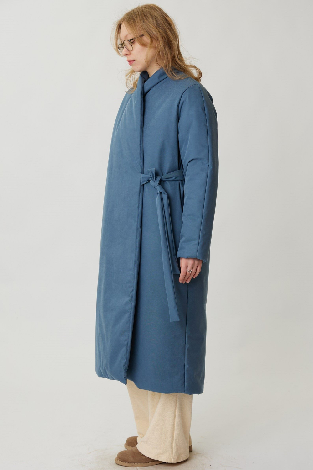 Зимнее пальто на запах из синей бархатистой мембраны