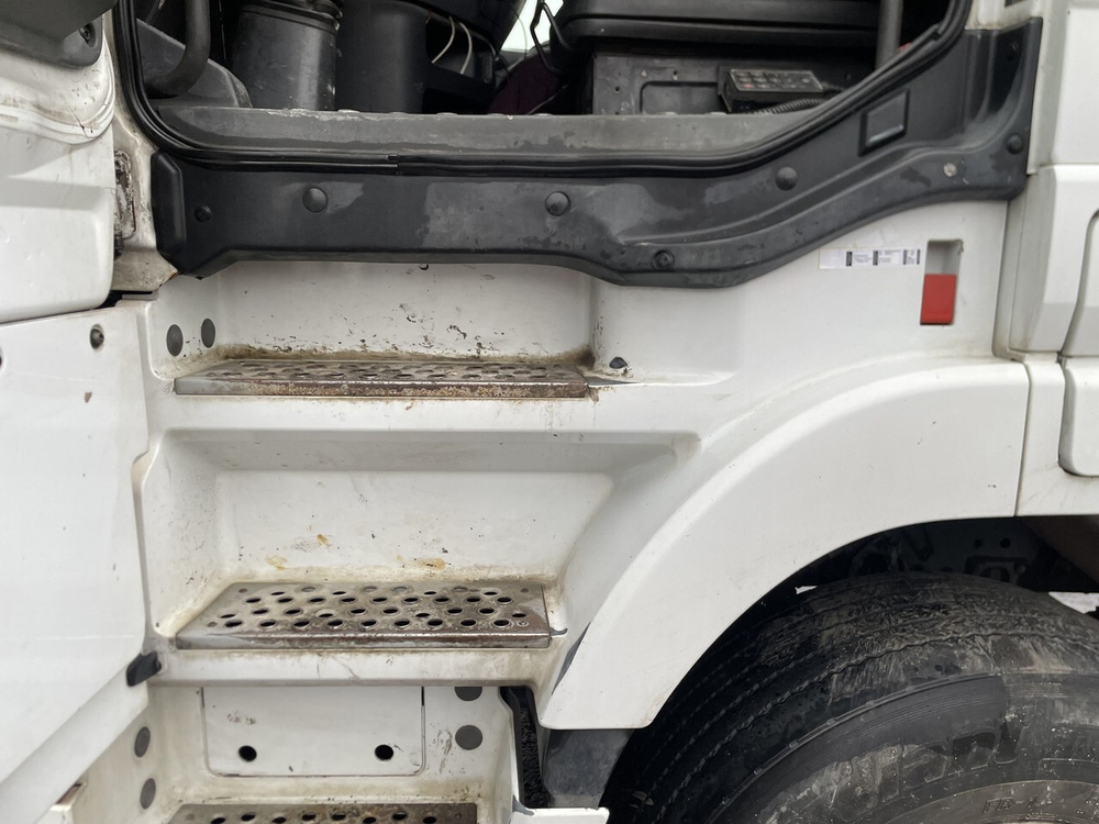 Корпус подножек левый