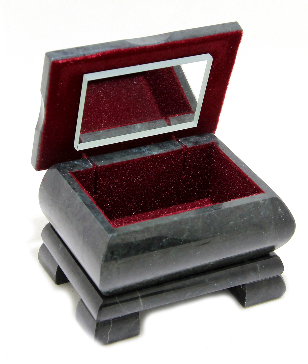 Шкатулка квадратная с имитацией малахит на крышке под стеклом. размер 9-6.5-6.5 см вес 500гр.