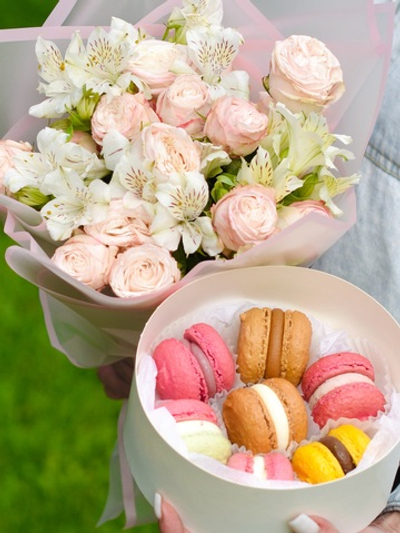 Букет из кустовых роз «Воздушный » и пирожные макарон ручной работы от «Делаем сладко»