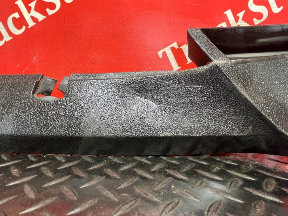 Накладка стойки правой 2017г.