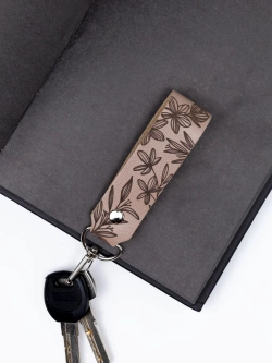 Брелок "Твори-мечтай-люби" бежевый