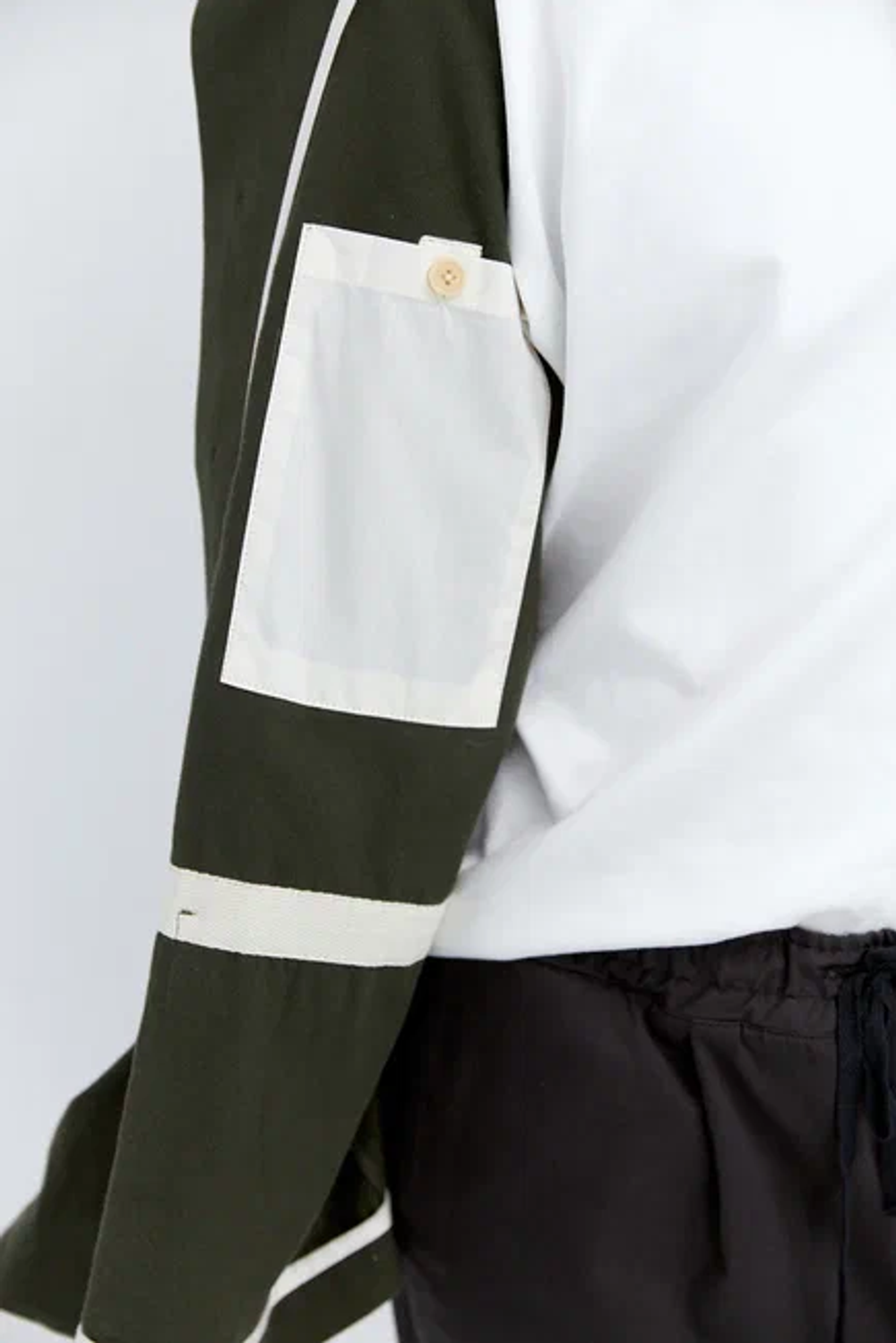 Верхняя мужская рубашка с карманами цвета хаки