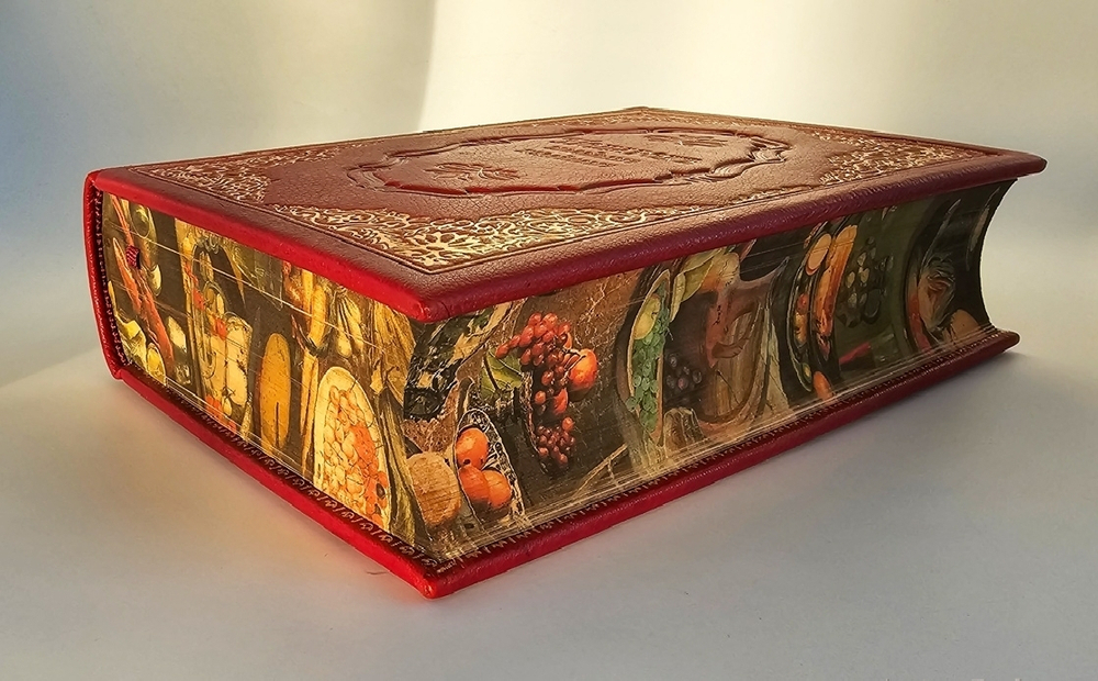 "Подарок молодым хозяйкам или средство к уменьшению расходов в домашнем хозяйстве". Составила и издала  Елена Молоховец. 1903г. - антикварная книга