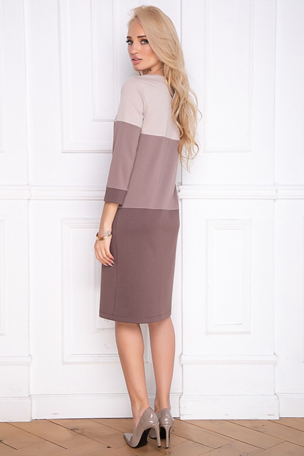 Комбинированное платье прямого силуэта из трикотажного полотна