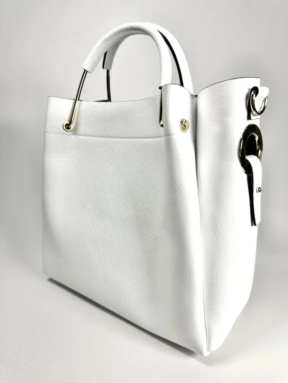 Женская белая сумка из натуральной кожи с металлическими ручками