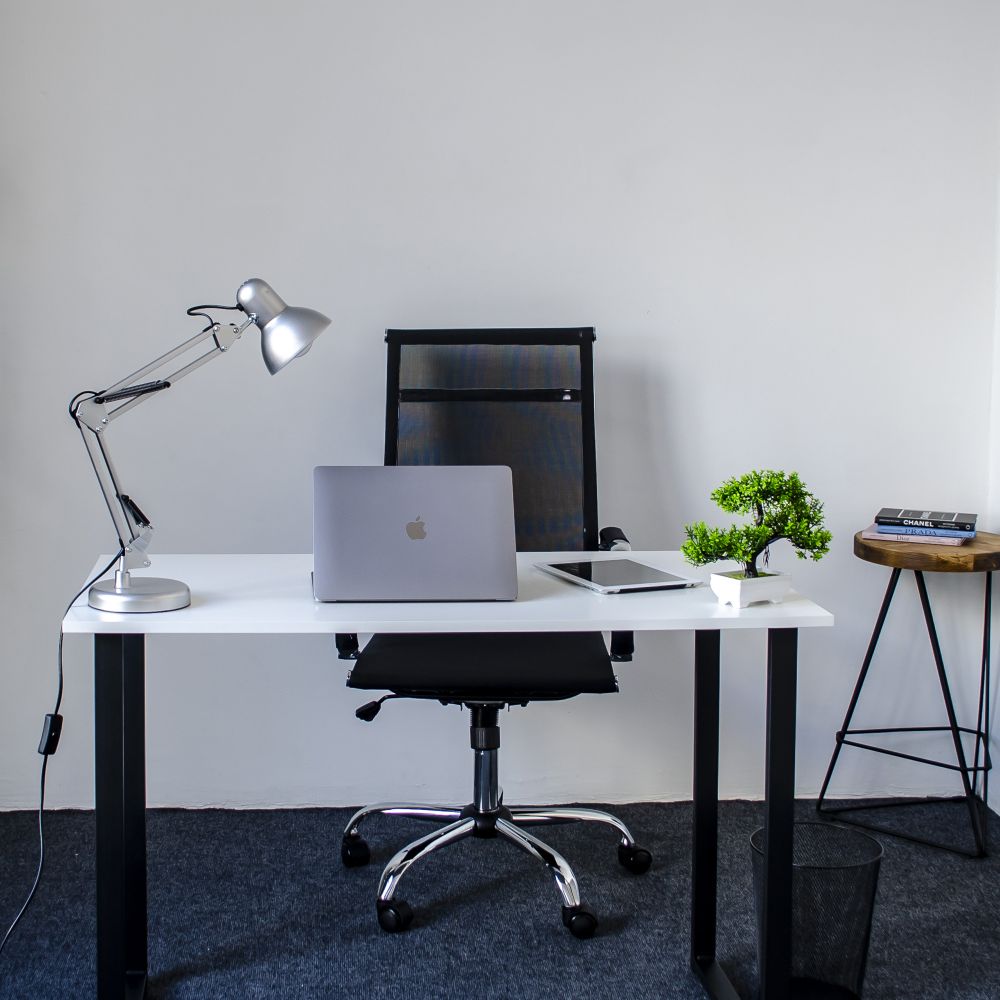 TLI-221 SILVER E27 Светильник настольный. Цоколь Е27. 60W. Механический выключатель. Серебристый. ТМ Uniel