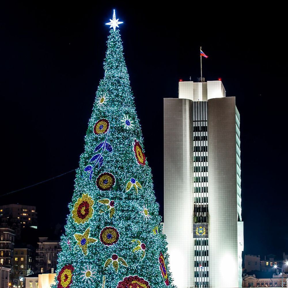 Светодинамическая елка каркасная - встроенная гирлянда: холодный свет - "Уральская" 21 м