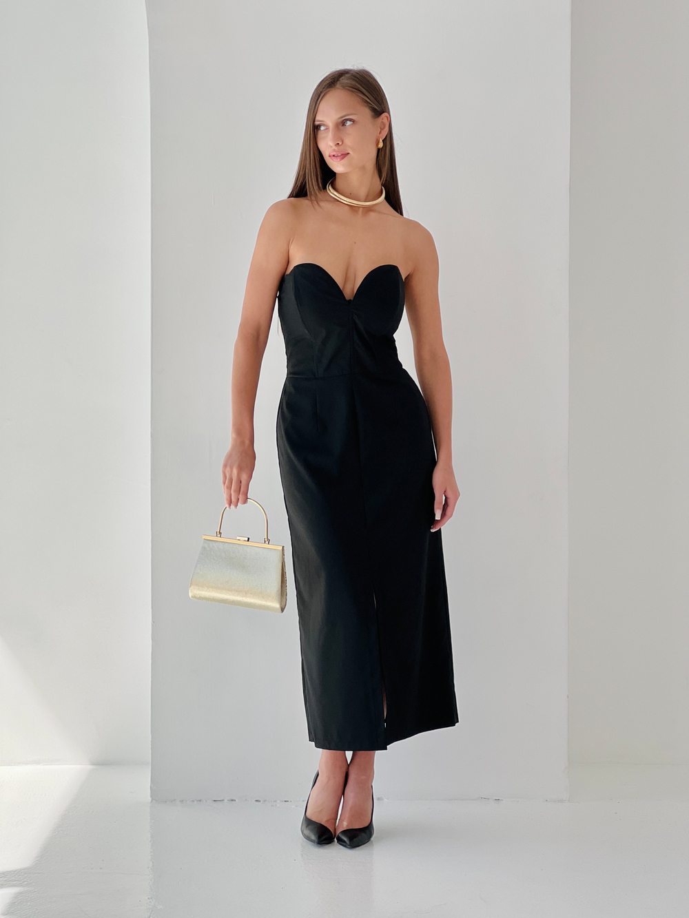 Платье-футляр с разрезом по переду