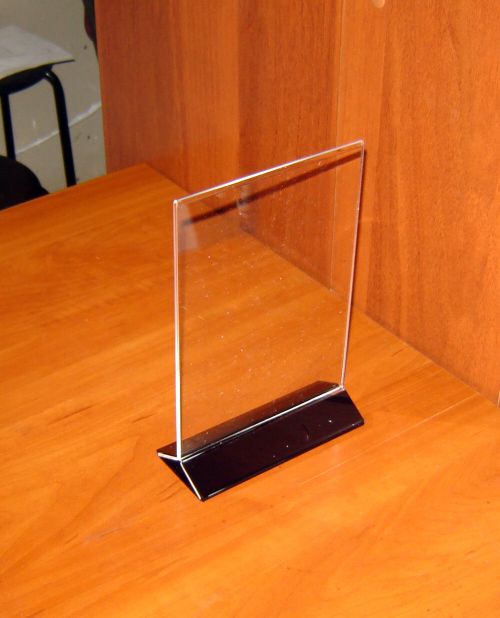 Менюхолдер тейбл тент А5 вертикальный с черным основанием