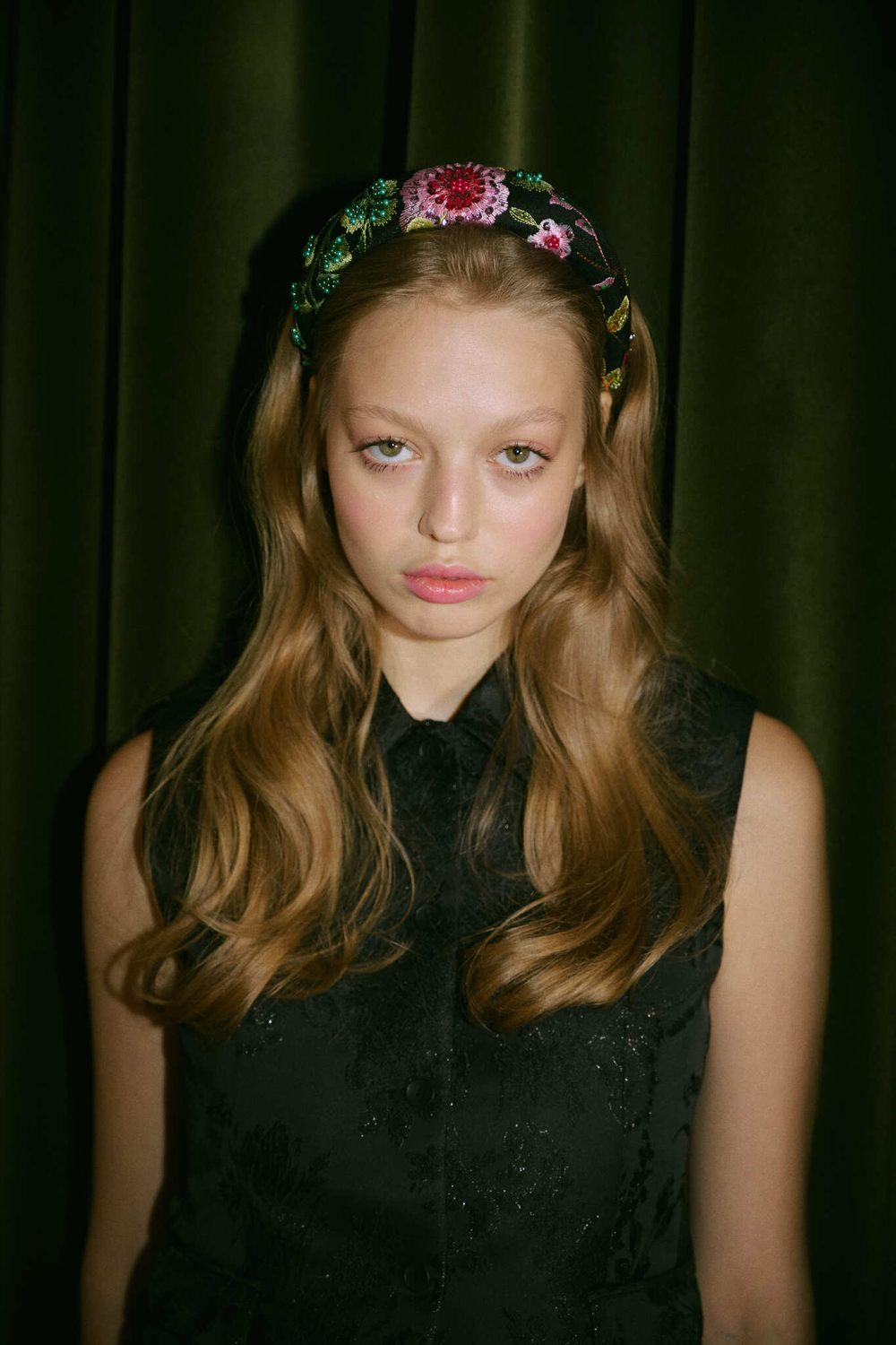 Ободок из гипюра с цветами