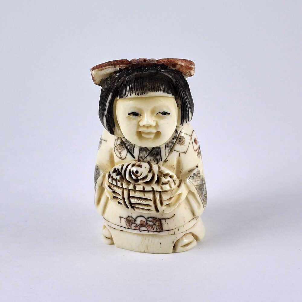 Нэцкэ Гейша с корзиной рыбы