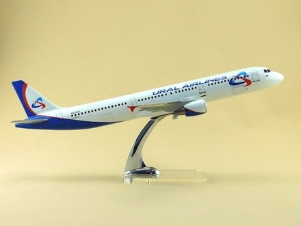 Модель самолета Airbus A321 (М1:100, Ural Airlines)
