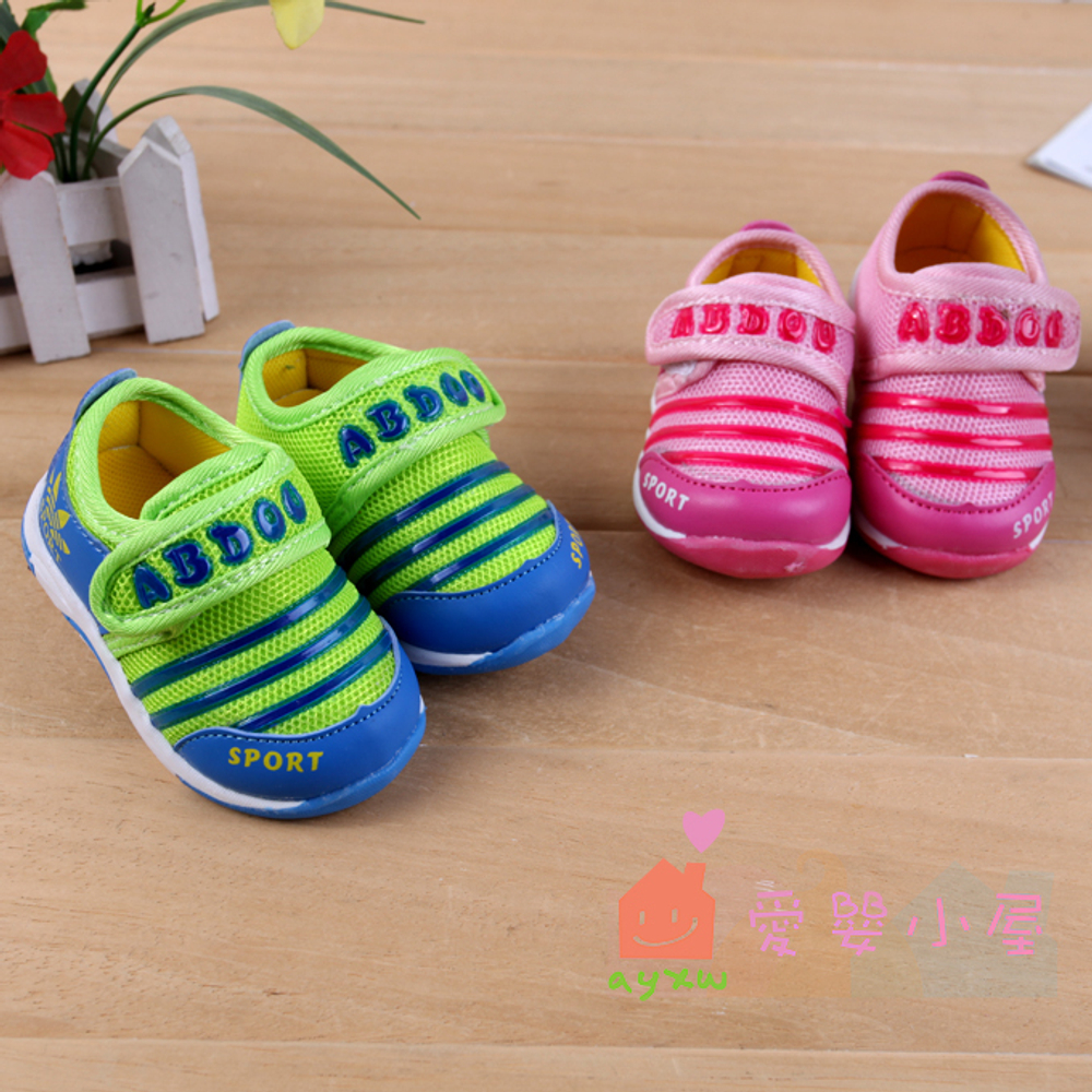 Кроссовки детские на липучке с яркими полосками и буквами