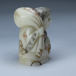 Нэцкэ Ребенок с мешком через плечо