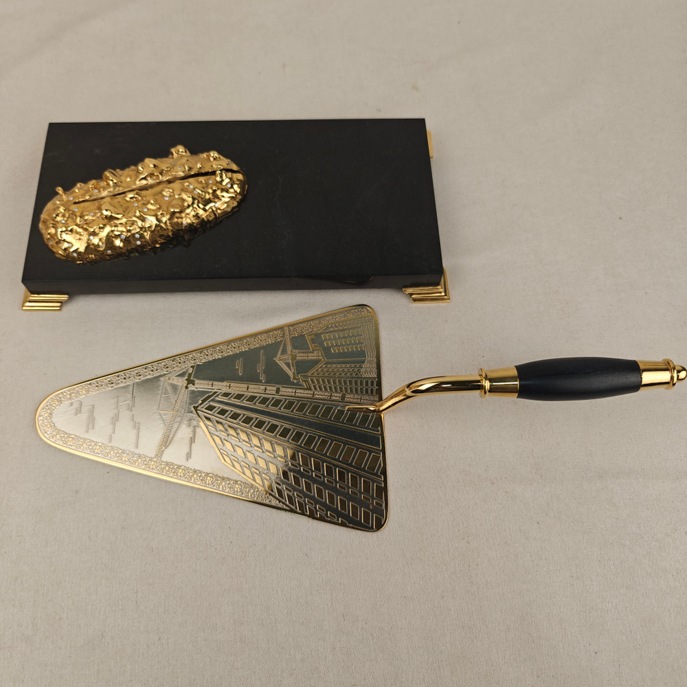 Подарок строителю "Мастерок" на долерите с фианитами