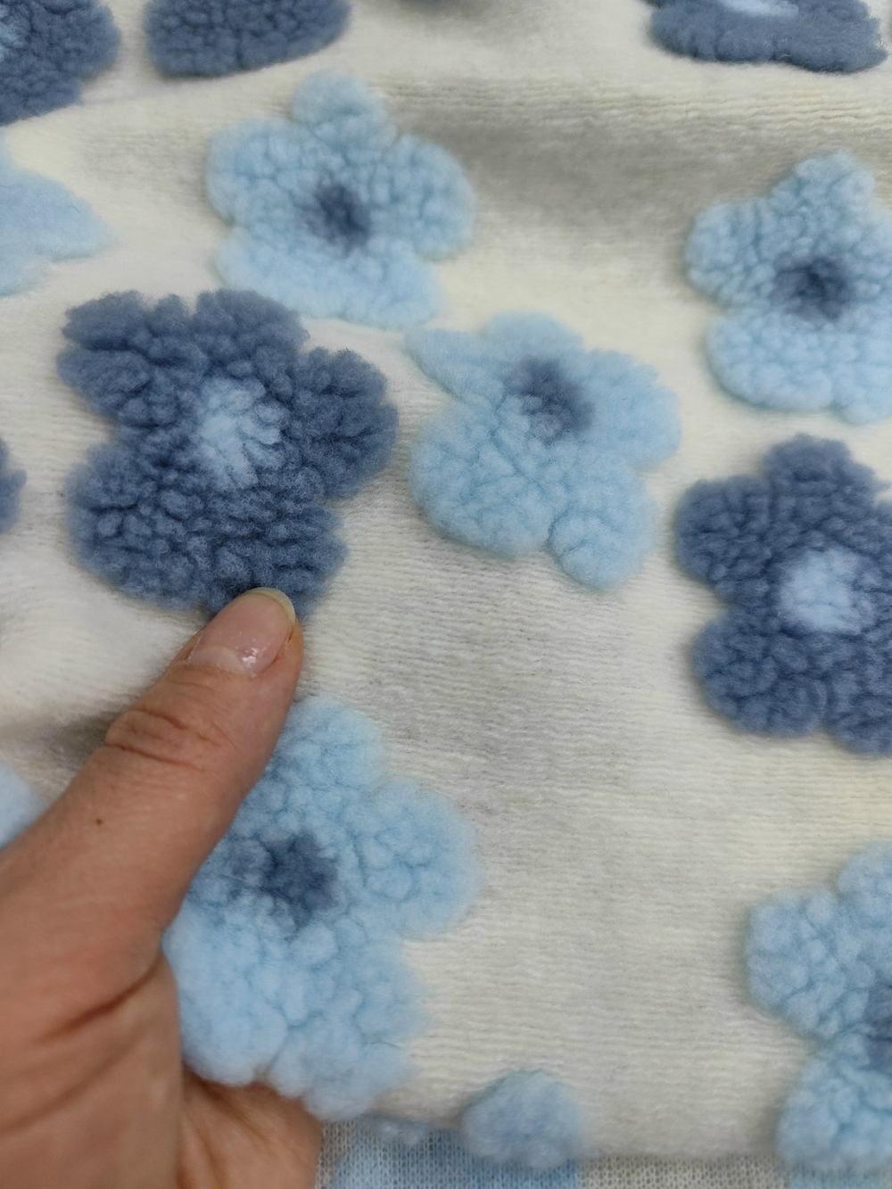 Альпака с объемным рисунком/ На белом сине/голубые