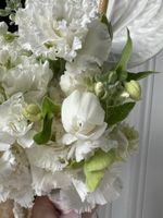 Свадебный букет из белых диантусов, маттиолы, тюльпанов и антуриума