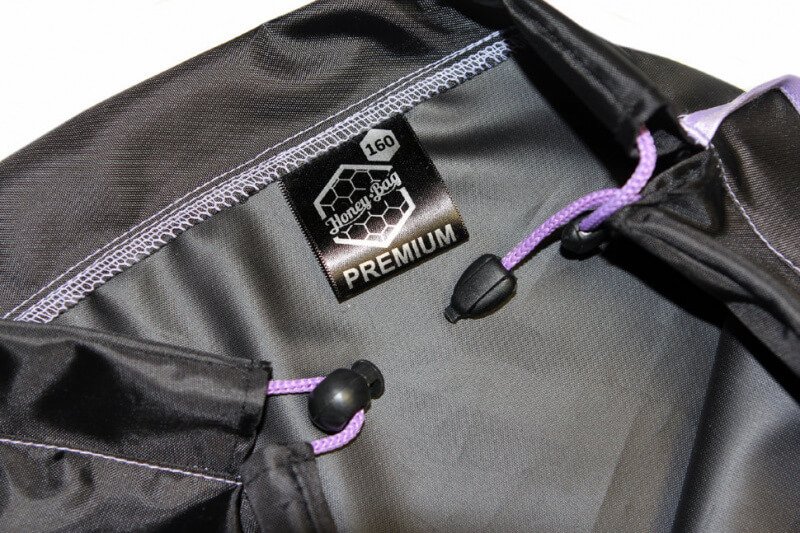 Крупный план внутренней части мешка для ледяной экстракции haney-bag premium. видна бирка с логотипом и числом 160, а также фиолетовый шнурок-затяжка