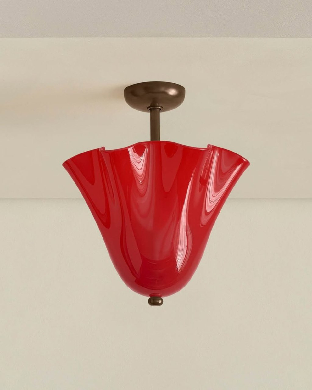 Изящный потолочный светильник