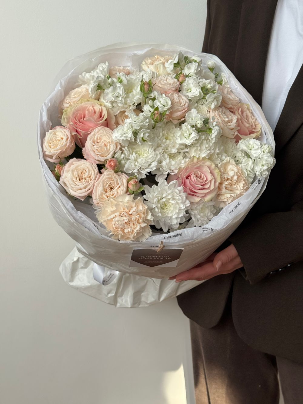 предзаказ - сборный букет из хризантемы, маттиолы, кустовых пионовидных роз и диантусов крем - размер M