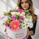 Летняя композиция в белой подарочной коробке "Maison des fleurs"