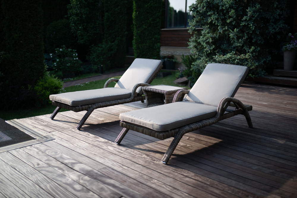 Шезлонг лежак Fiji из искусственного ротанга с подушкой