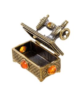 Народные промыслы AM-2203 Фигурка «Сундук-Швейная машина для иголок» (латунь, янтарь)