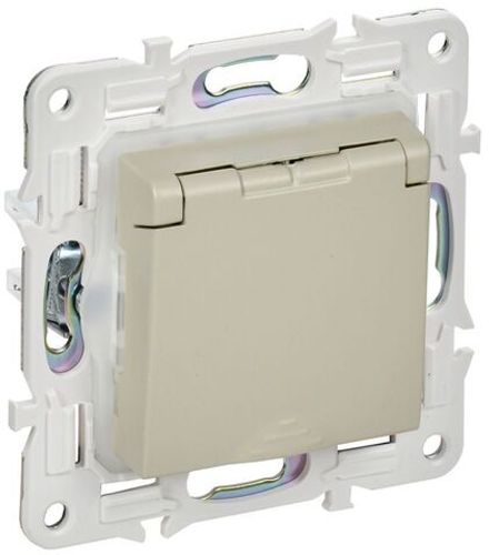 Розетка 1-м SKANDY 16А IP44 с заземл. защ. шторки с крышкой SK-R11B беж. IEK SK-R16-16-44-K10