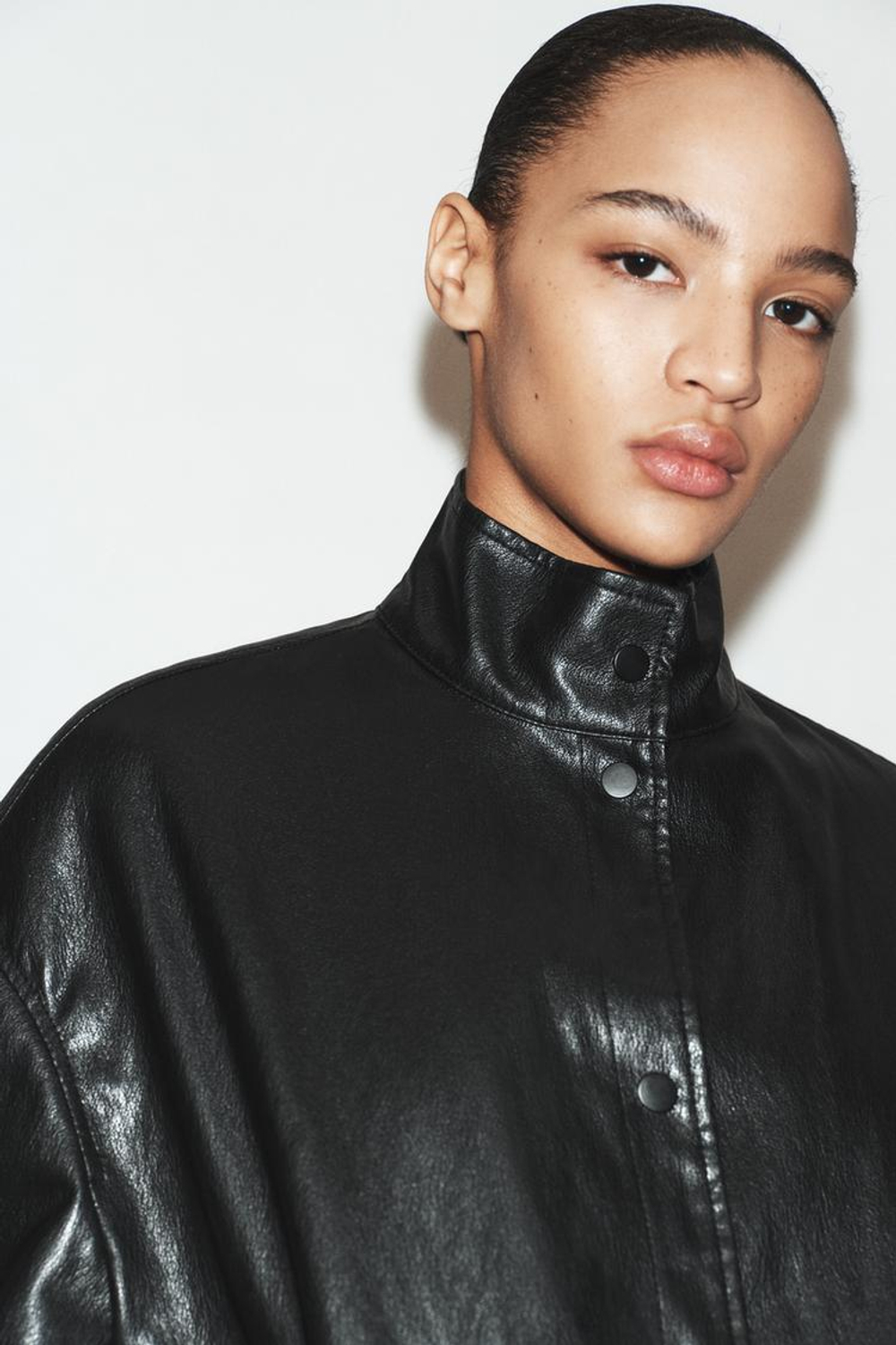 ZARA СТЕГАНЫЙ БОМБЕР ИЗ ИСКУССТВЕННОЙ КОЖИ, ЧЕРНЫЙ