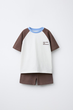 ZARA КОМПЛЕКТ ИЗ ФУТБОЛКИ И БЕРМУДЫ В СТИЛЕ КОЛОР-БЛОК, БУРГУНДИ