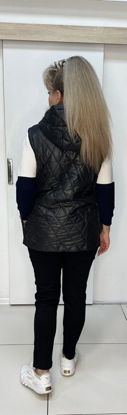 Стеганный черный жилет со стразовым принтом