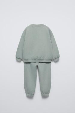 ZARA КОМПЛЕКТ ИЗ ДЖОГГЕРОВ И ТОЛСТОВКИ С ВЫШИВКОЙ, СЕРО-СИНИЙ