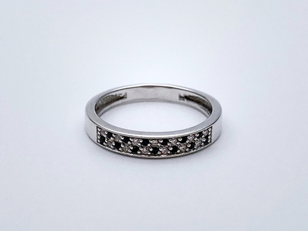 Кольцо из серебра/Без покрытия/Со вставкой из прозрачных и черных фианитов