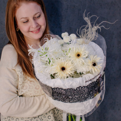 113. Кружевной белоснежный букет с выразительным акцентом