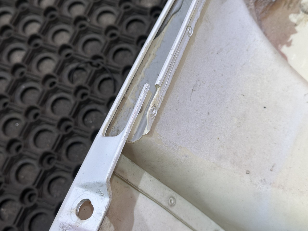 Облицовка фары левой