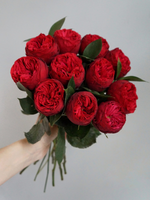 37. Букет из красных пионовидных роз Red Piano