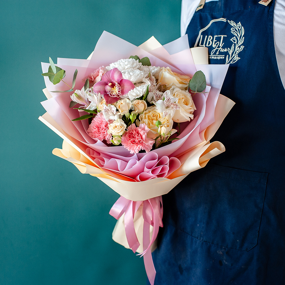 Нежный букет с пионовидной розой и орхидеей