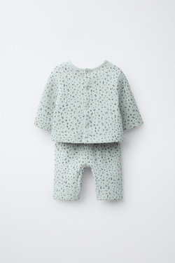 ZARA КОМПЛЕКТ ИЗ ЖАКЕТА, ФУТБОЛКИ 2 В 1 И БРЮК С ЦВЕТОЧНЫМ ПРИНТОМ, ЗЕЛЕНОВАТЫЙ