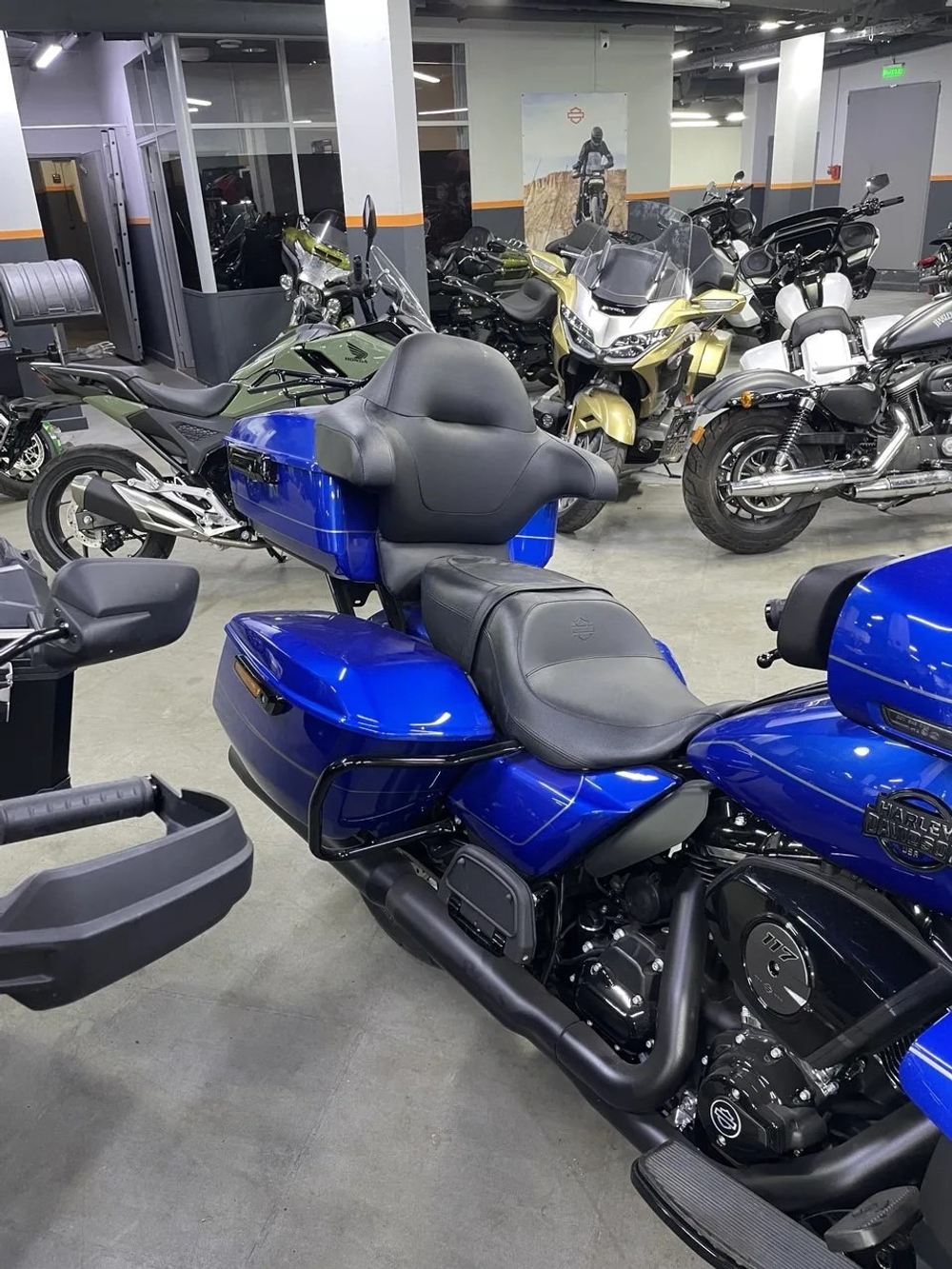 STREET GLIDE™ Ultra 117 в цвете BLUE BURST (BLACK TRIM)