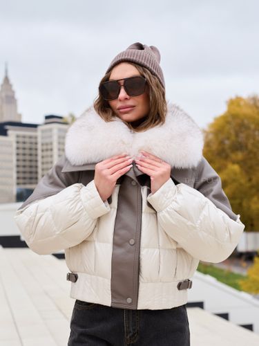 Комбинированный молочный пуховик с мехом