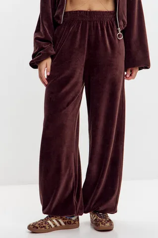 Широкие брюки на резинке из велюровой ткани шоколадного цвета