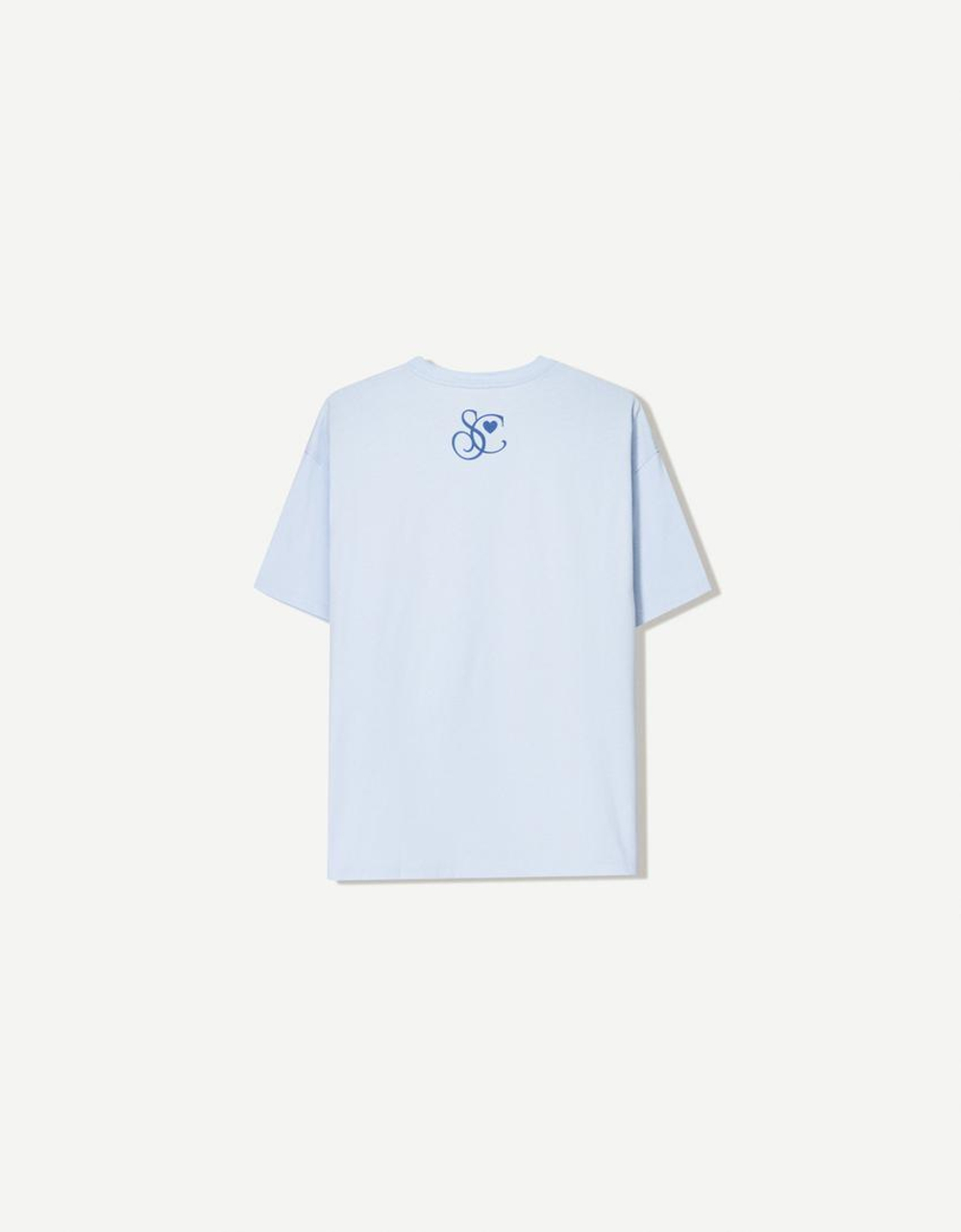 BERSHKA Футболка с коротким рукавом и принтом Sabrina Carpenter, светло-голубой