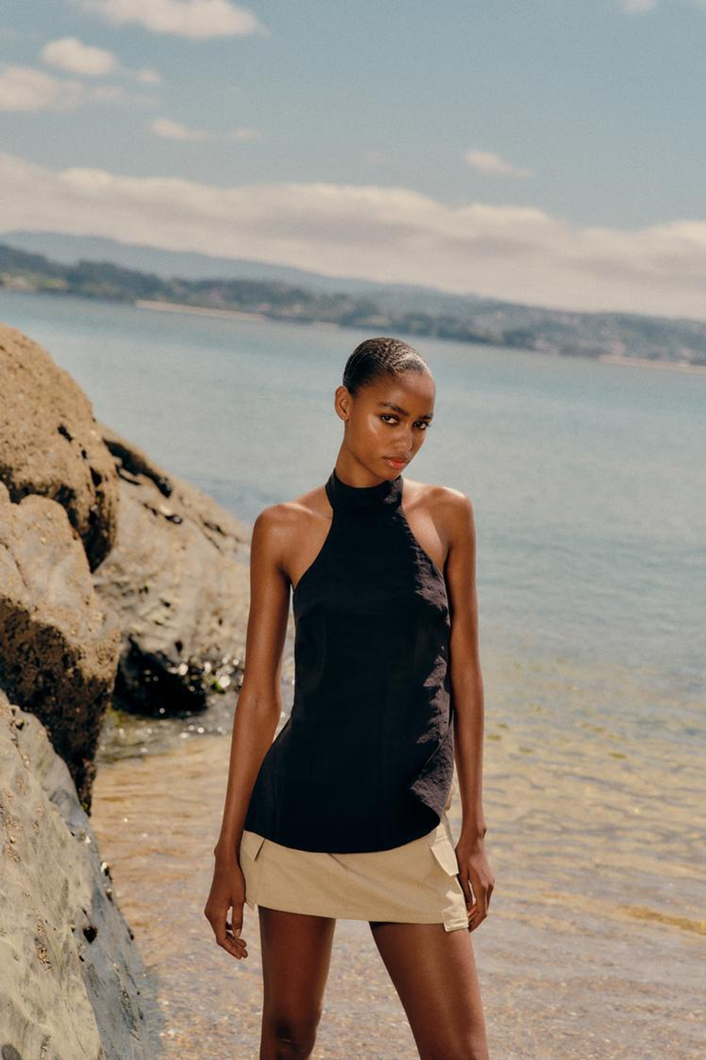 ZARA СТРУЯЩИЙСЯ ТОП С ГОРЛОВИНОЙ ХАЛТЕР И ОТКРЫТОЙ СПИНОЙ, ЧЕРНЫЙ