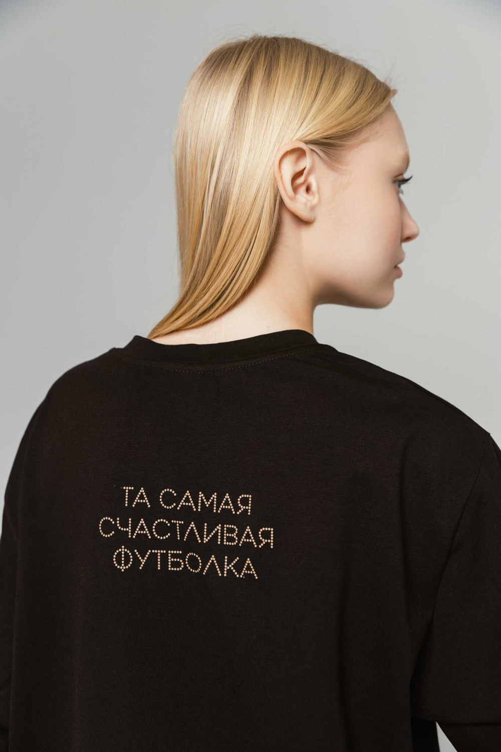 Футболка оверсайз "Та самая счастливая футболка", цвет черный / золотистый